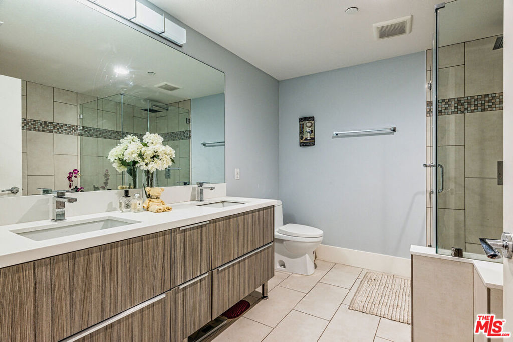 901 S Gramercy Drive 202 Property Photo 17