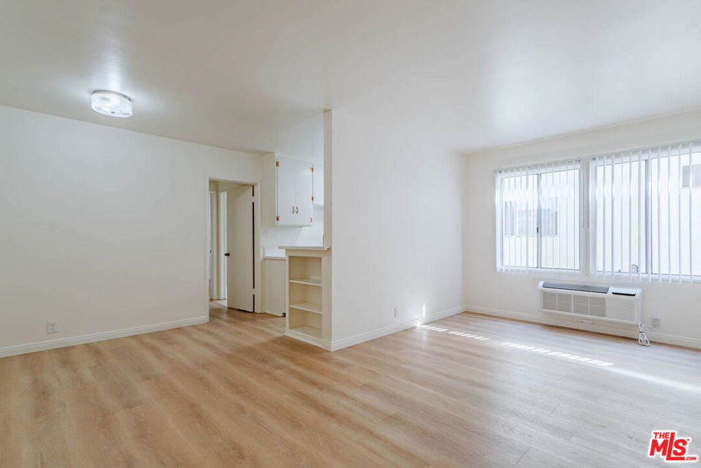 758 N Hudson Avenue 10 Property Photo 4