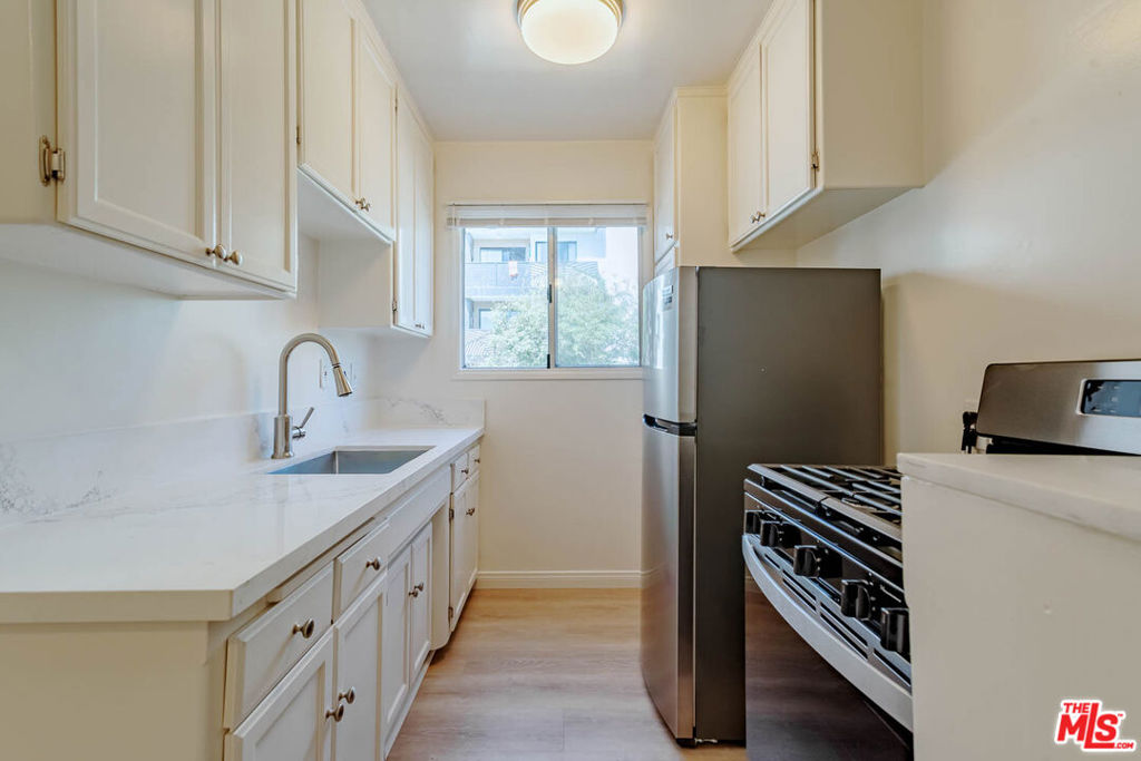758 N Hudson Avenue 10 Property Photo 12
