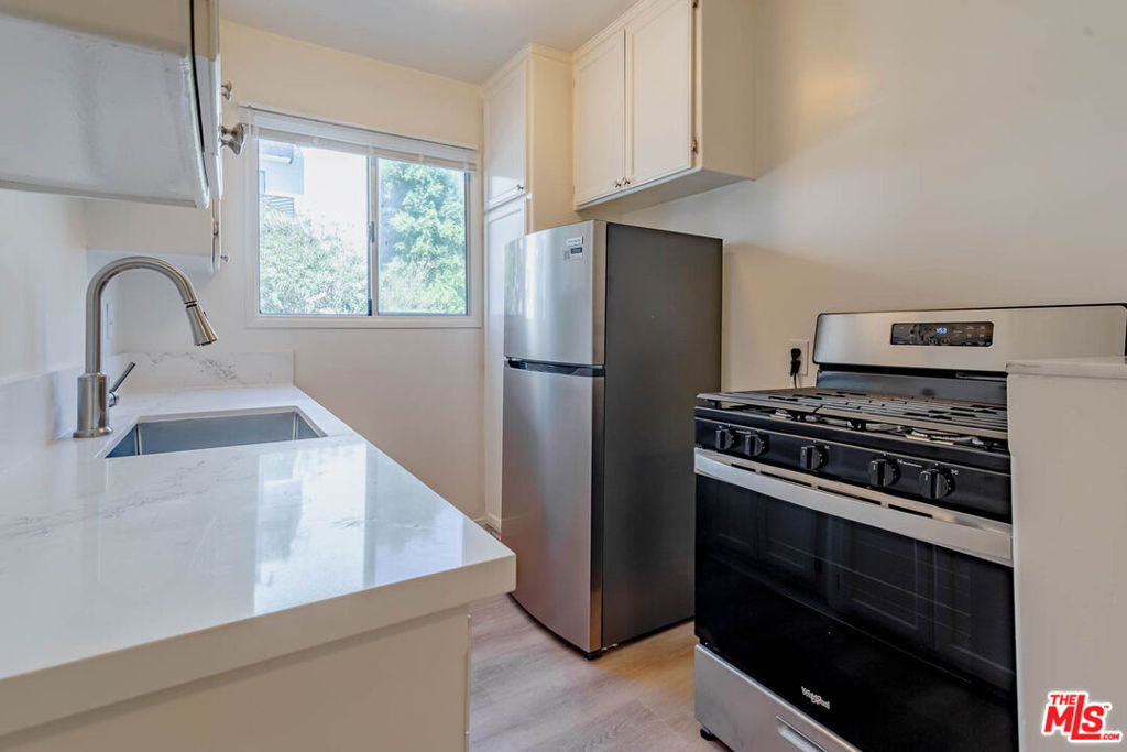 758 N Hudson Avenue 10 Property Photo 13