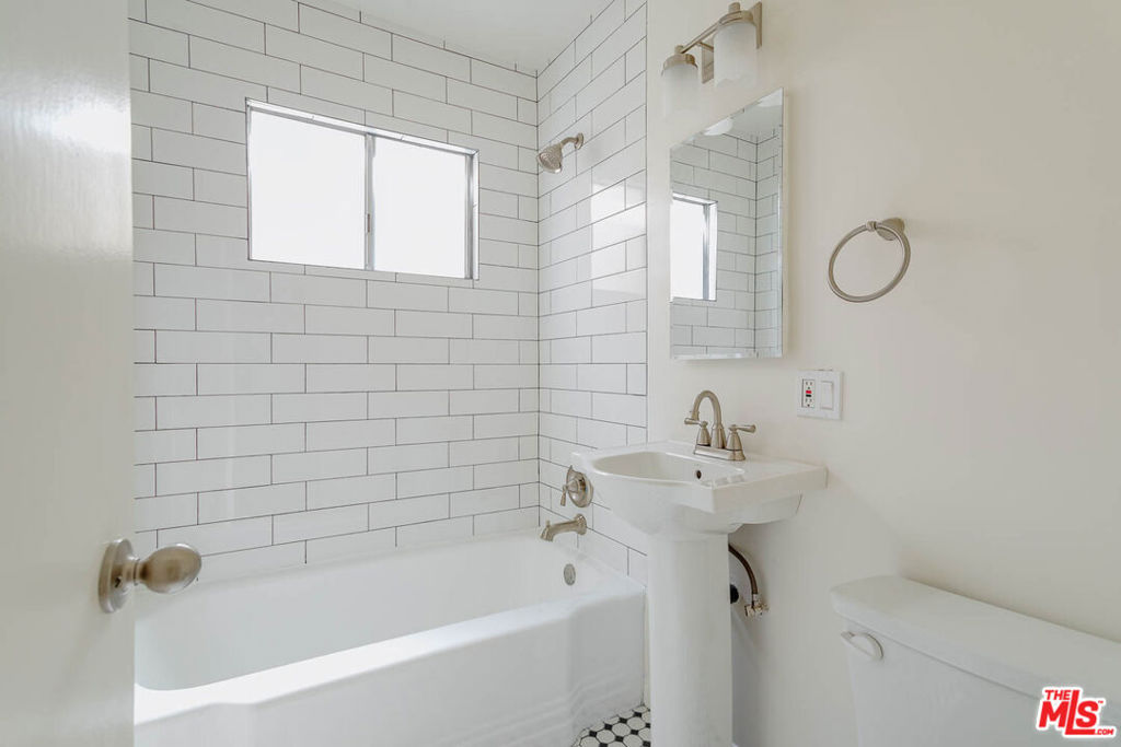 758 N Hudson Avenue 10 Property Photo 21