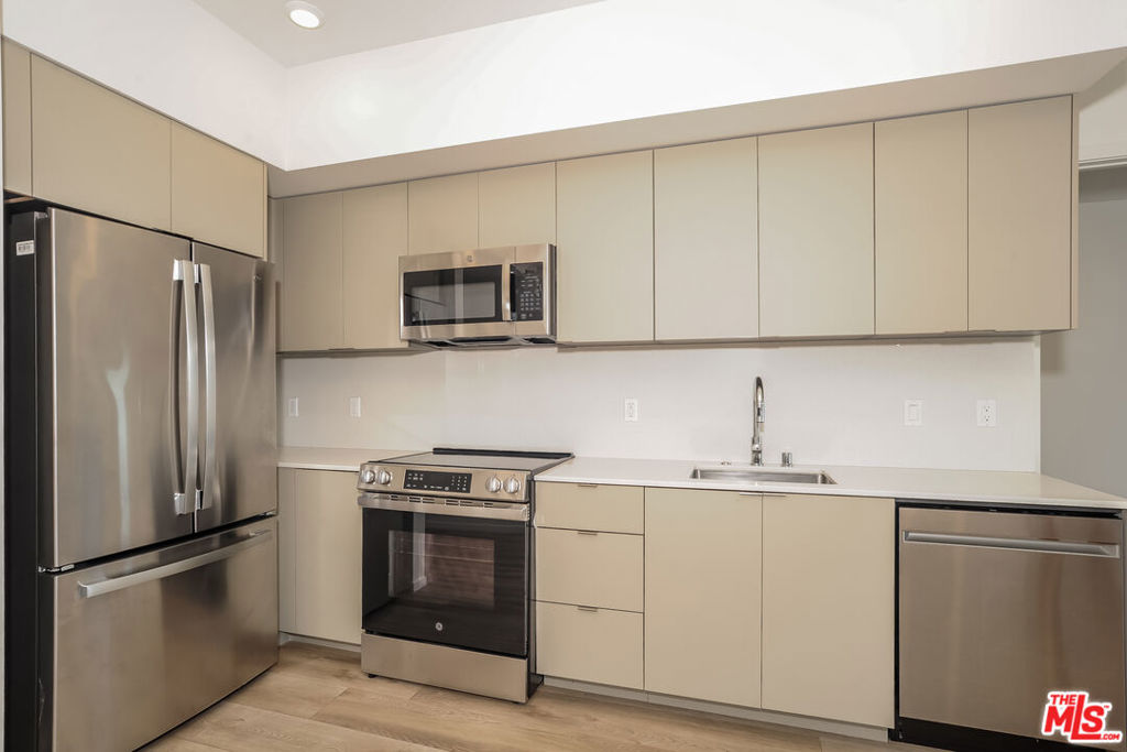 521 N Gramercy Place 306 Property Photo 4