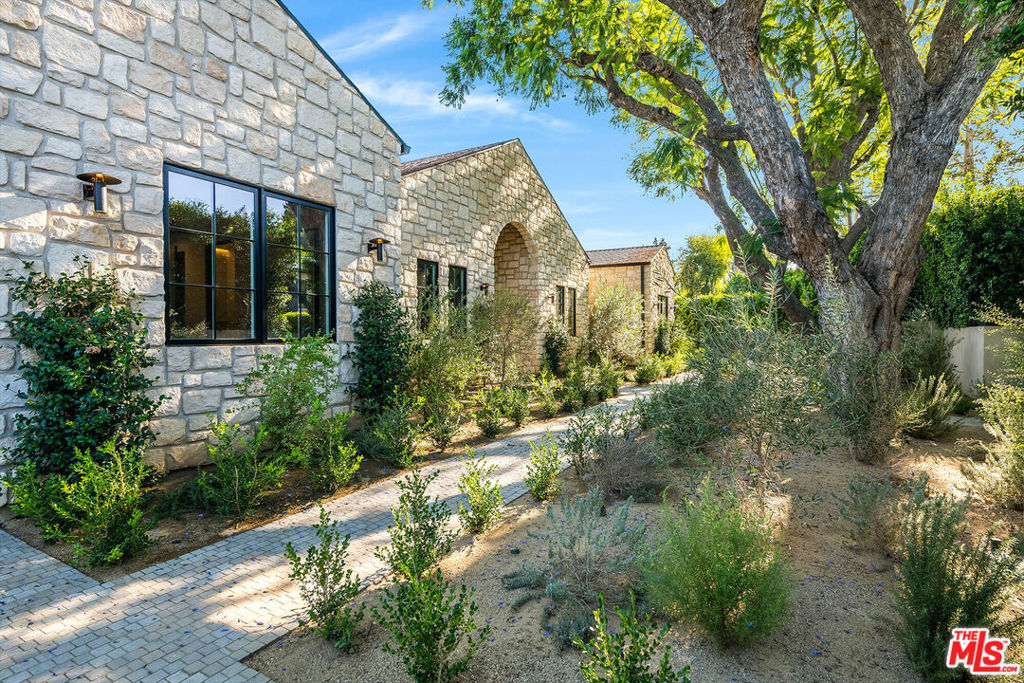 19024 Sprague Street Property Photo 4