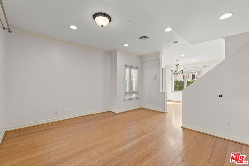 272 N Chester Avenue 105 Property Photo 3