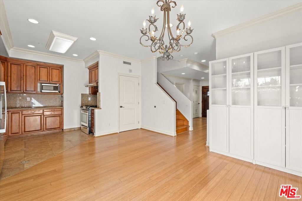 272 N Chester Avenue 105 Property Photo 8