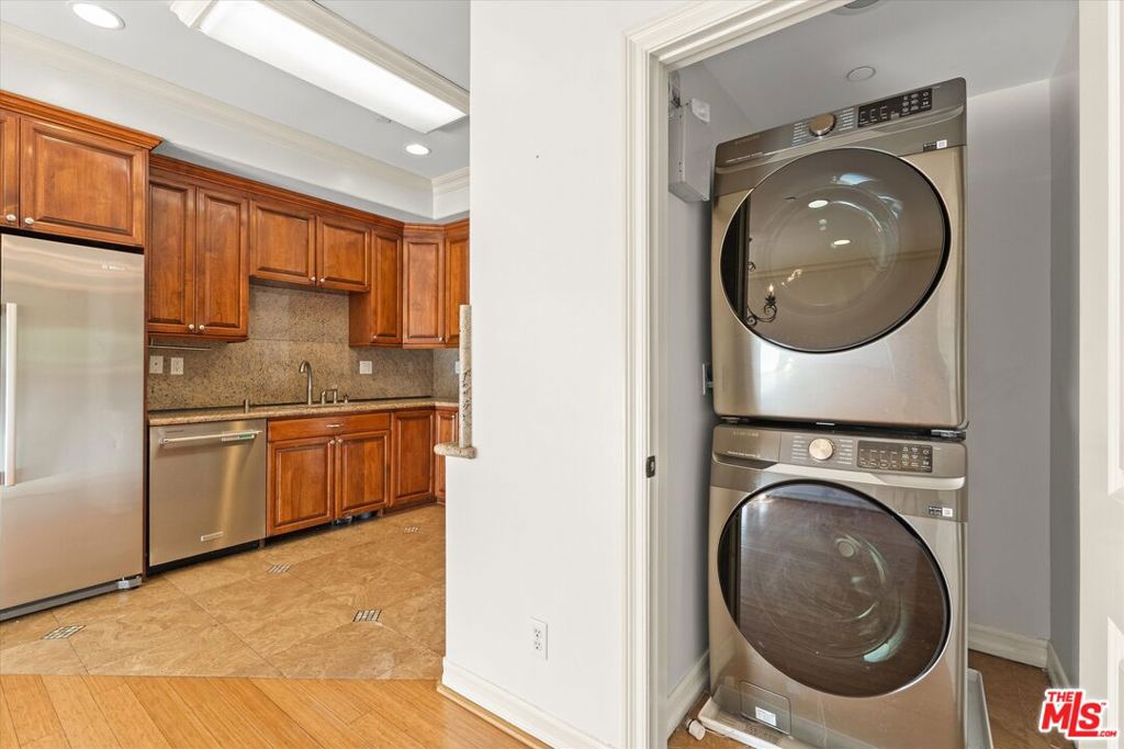 272 N Chester Avenue 105 Property Photo 9