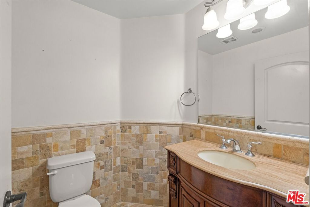 272 N Chester Avenue 105 Property Photo 10
