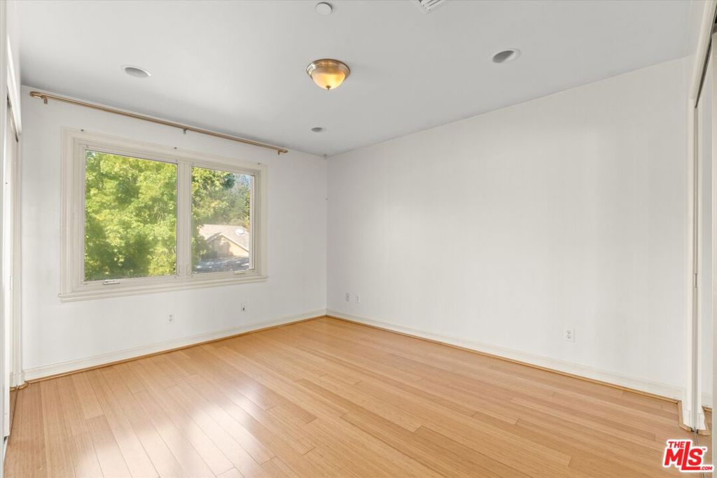 272 N Chester Avenue 105 Property Photo 11