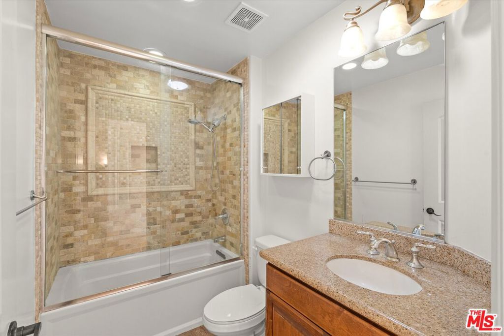 272 N Chester Avenue 105 Property Photo 16