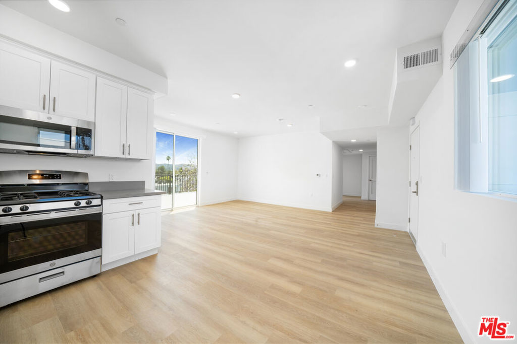 14825 Delano Street 306 Property Photo 6