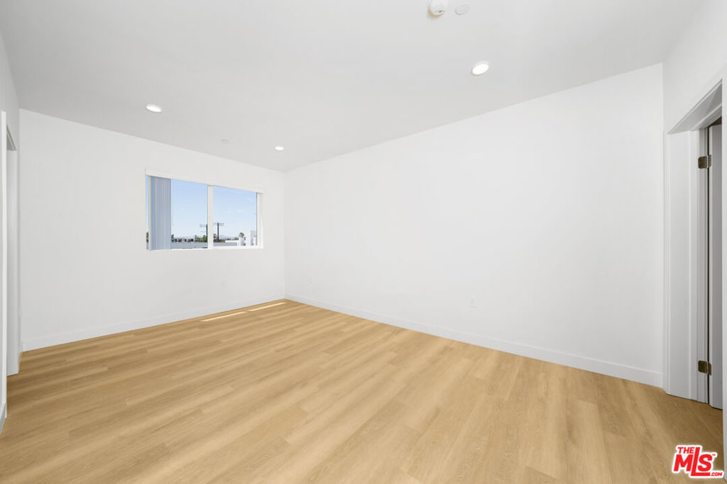 14825 Delano Street 306 Property Photo 9