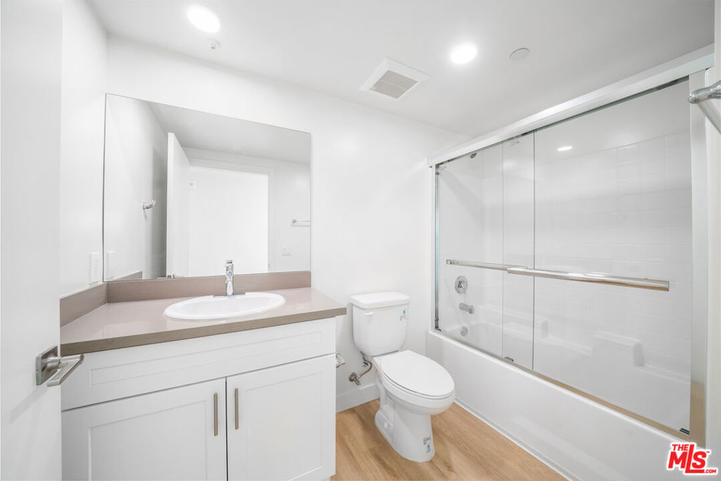14825 Delano Street 306 Property Photo 11