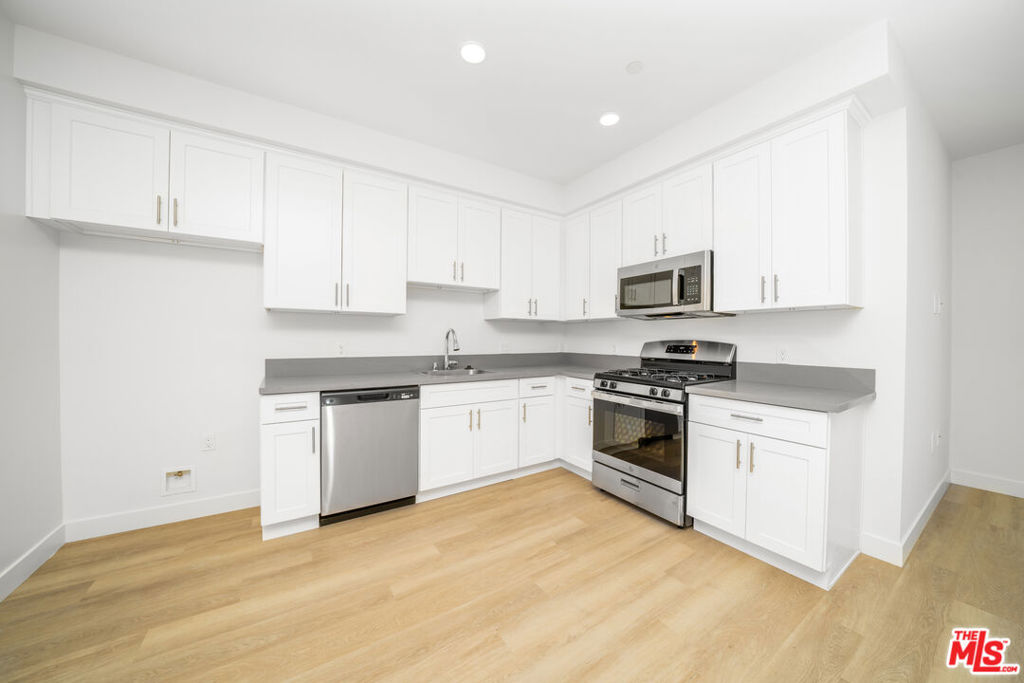 14825 Delano Street 306 Property Photo 12