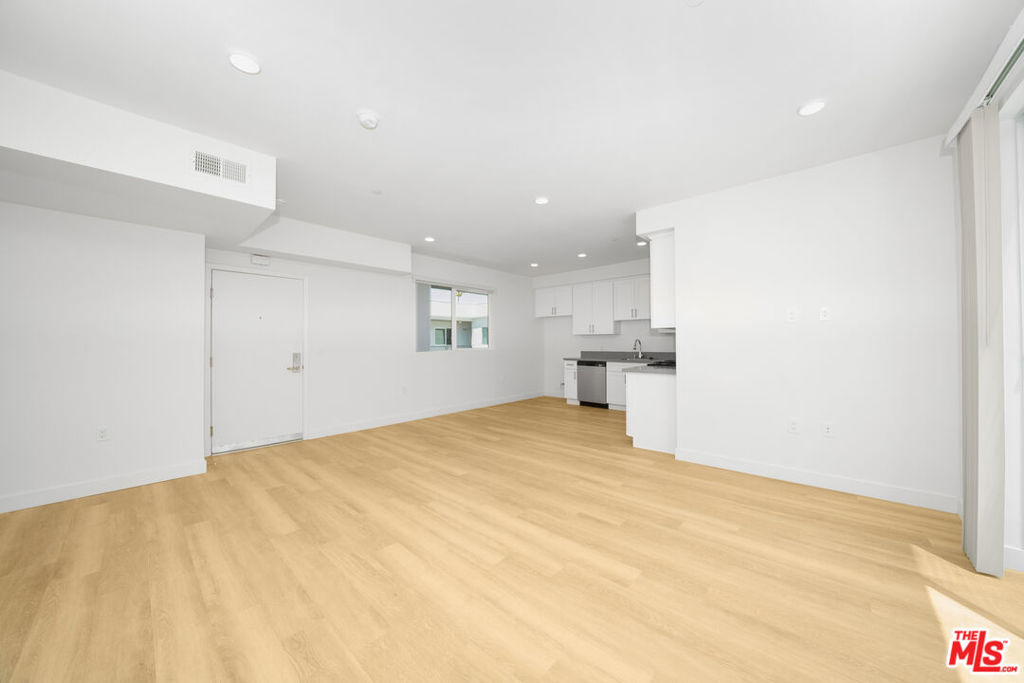 14825 Delano Street 306 Property Photo 13