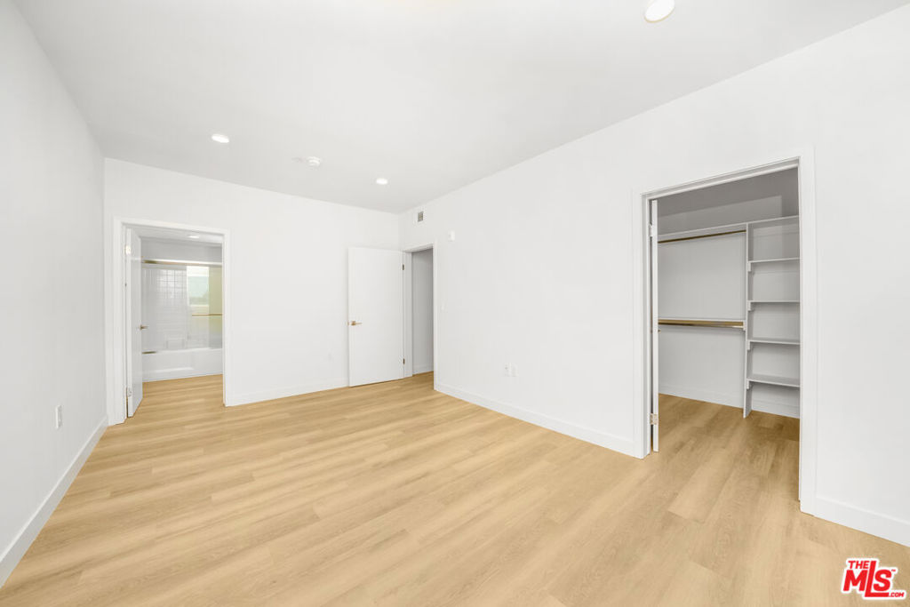 14825 Delano Street 306 Property Photo 15