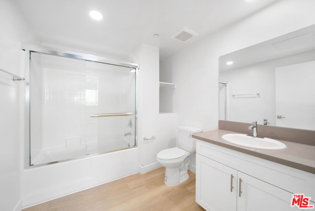 14825 Delano Street 306 Property Photo 16
