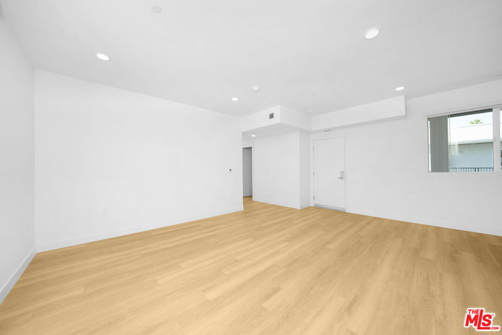 14825 Delano Street 306 Property Photo 17