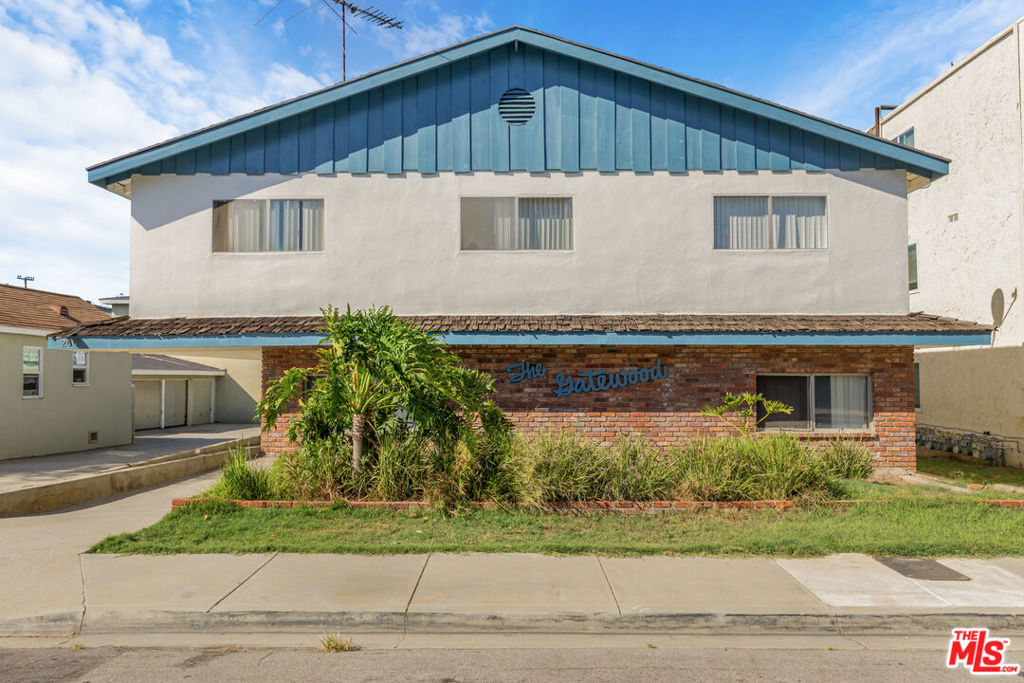 2609 Gates Avenue Property Photo 1