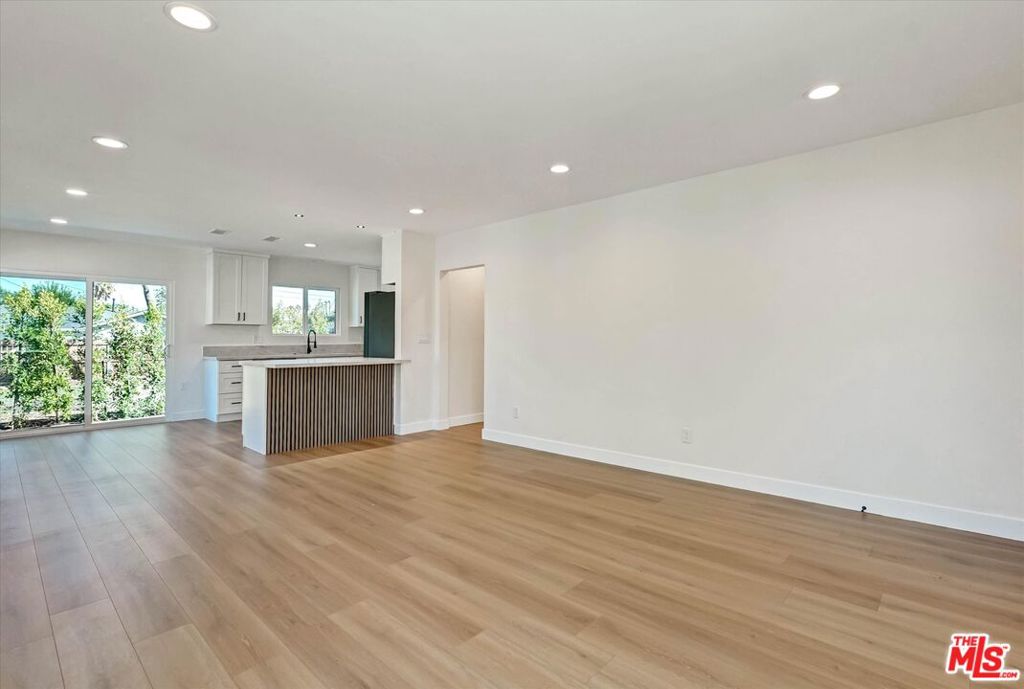 22457 Clarendon St Property Photo 8