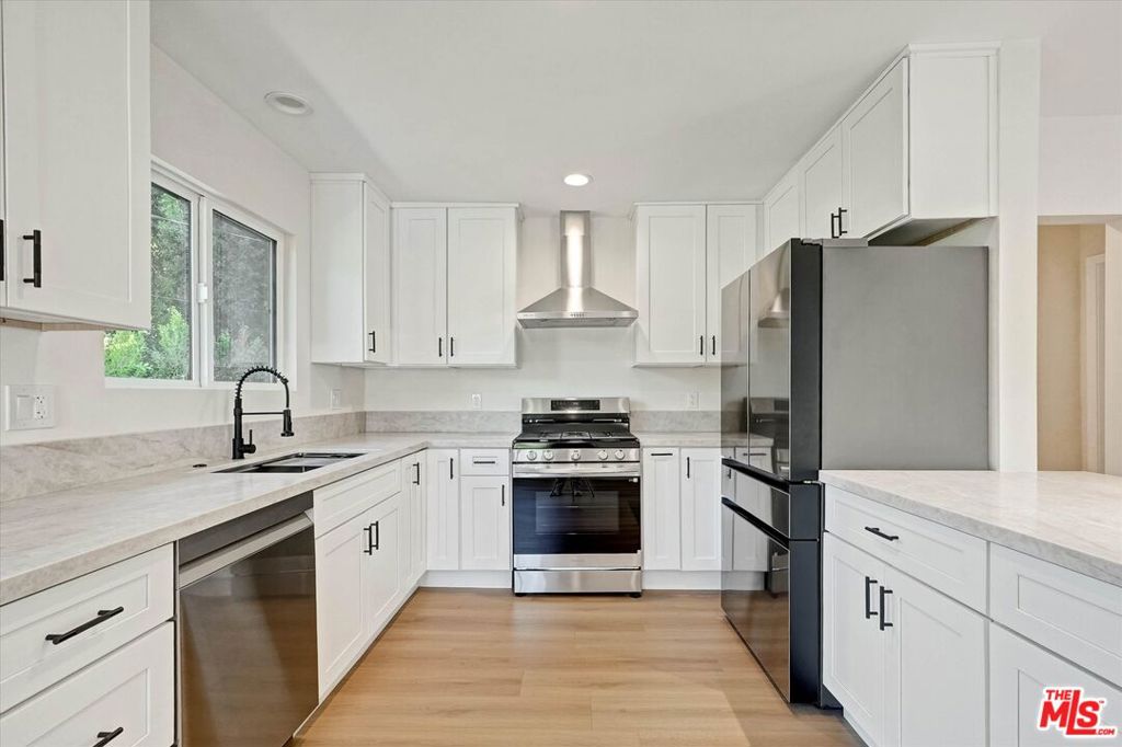 22457 Clarendon St Property Photo 10