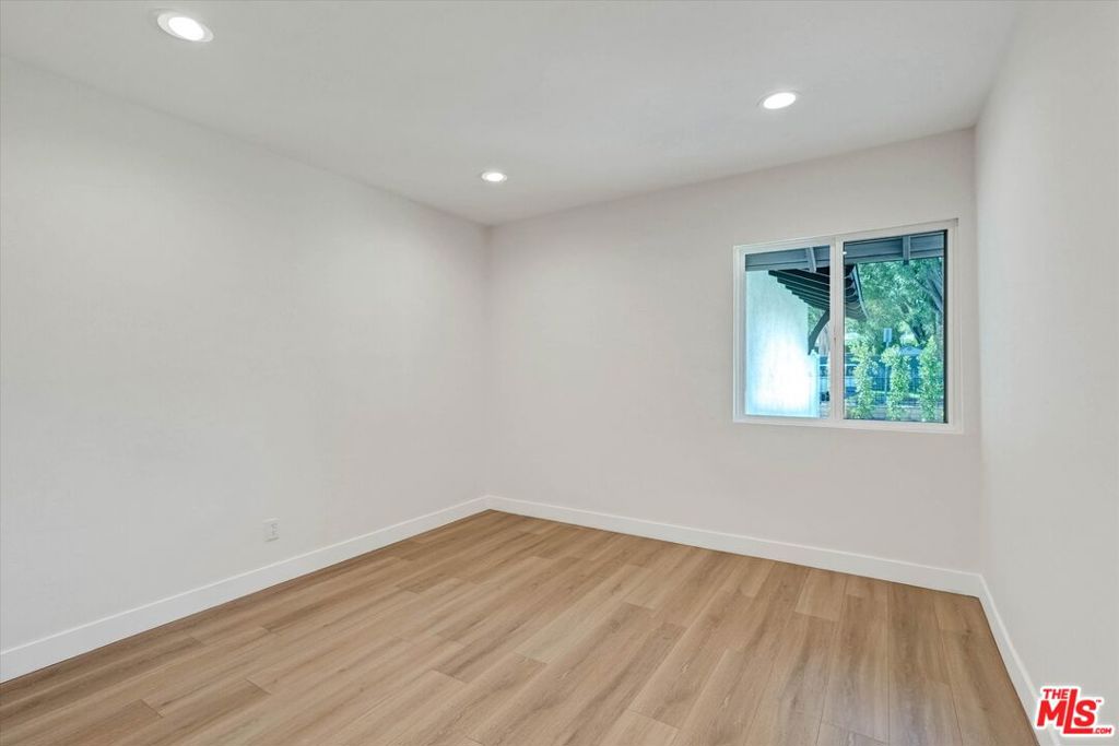 22457 Clarendon St Property Photo 14