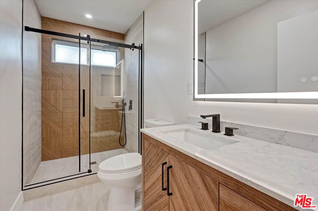 22457 Clarendon St Property Photo 16