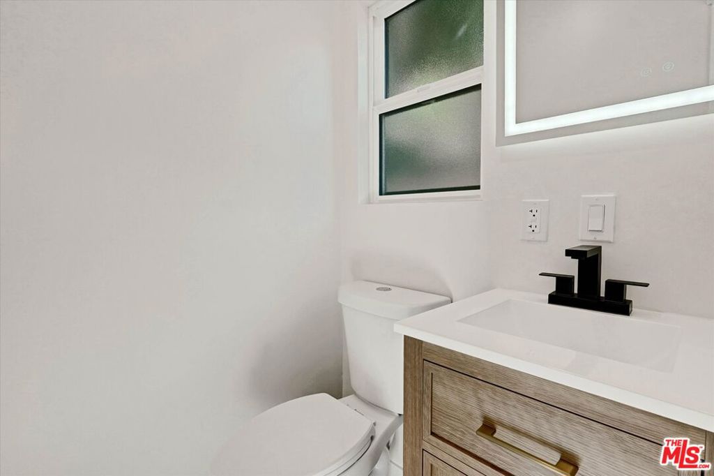 22457 Clarendon St Property Photo 17