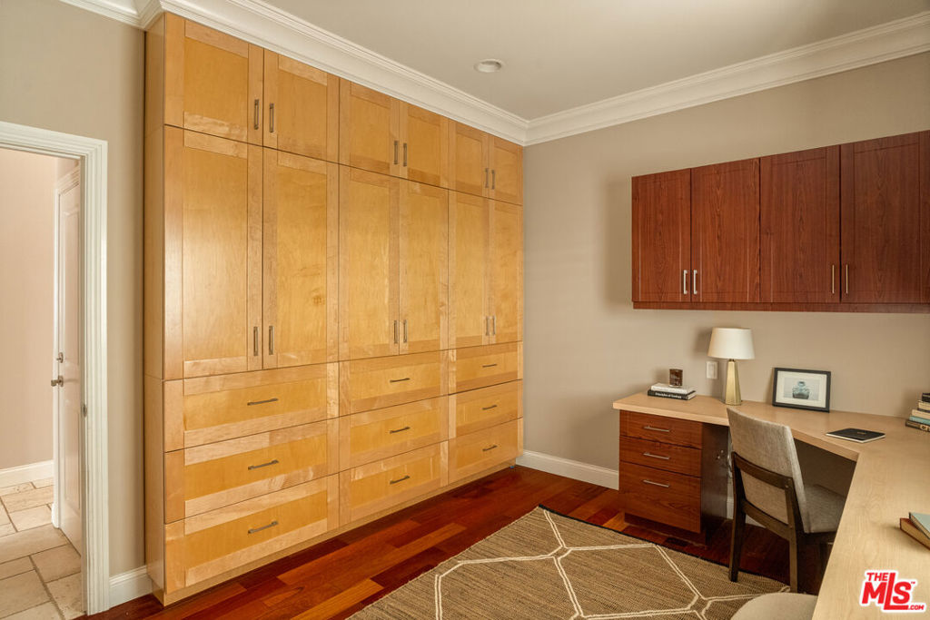 854 S Rimpau Boulevard Property Photo 19