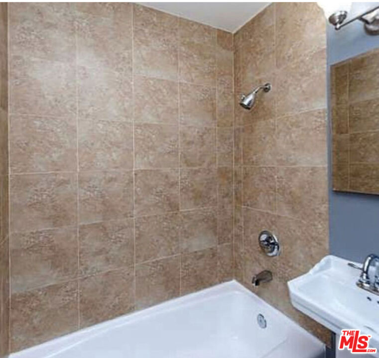 852 11th Street D Property Photo 9