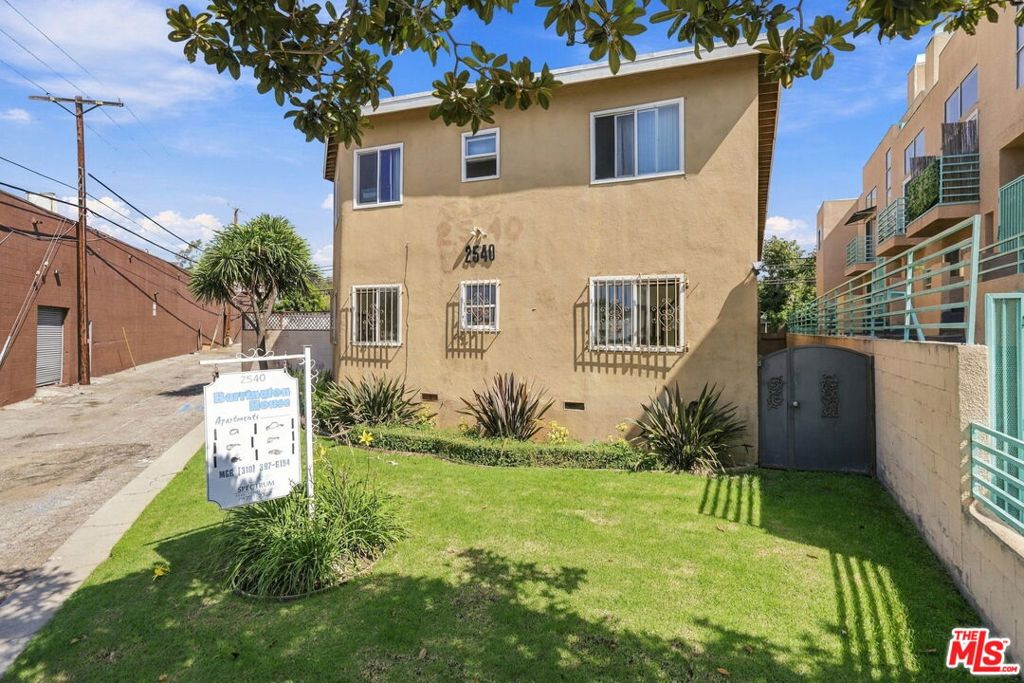2540 S Barrington Avenue Property Photo 2