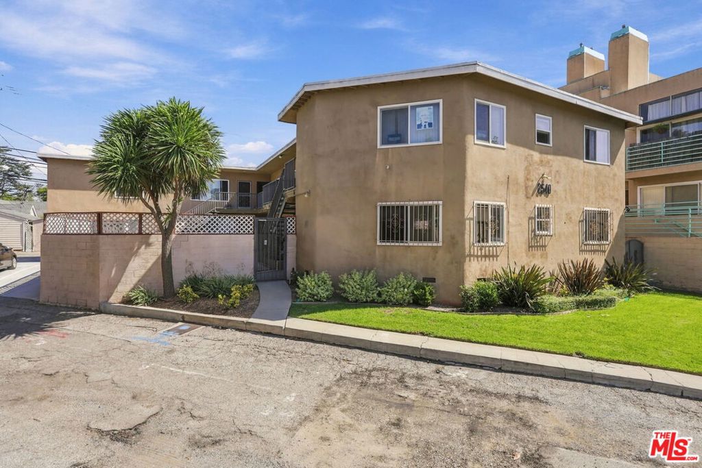 2540 S Barrington Avenue Property Photo 3