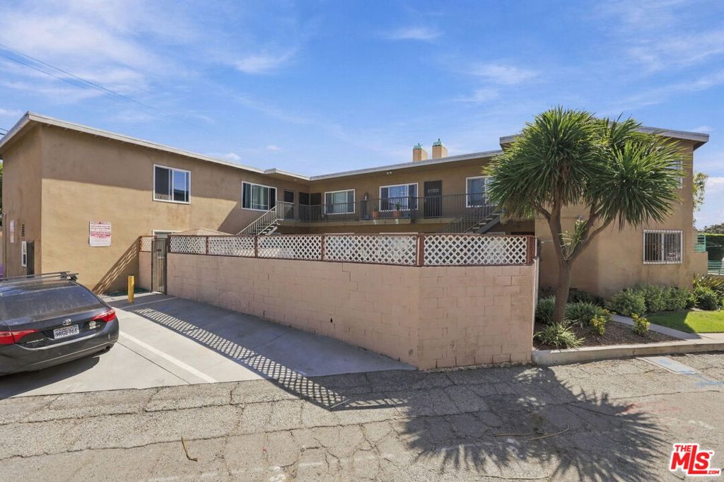 2540 S Barrington Avenue Property Photo 4