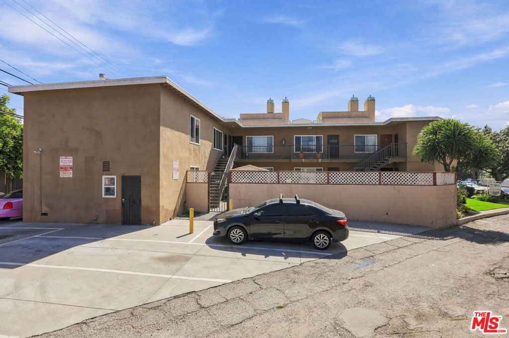 2540 S Barrington Avenue Property Photo 5
