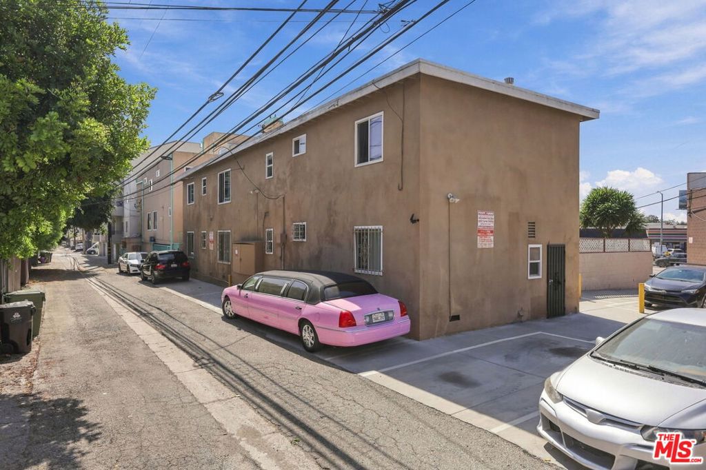 2540 S Barrington Avenue Property Photo 6