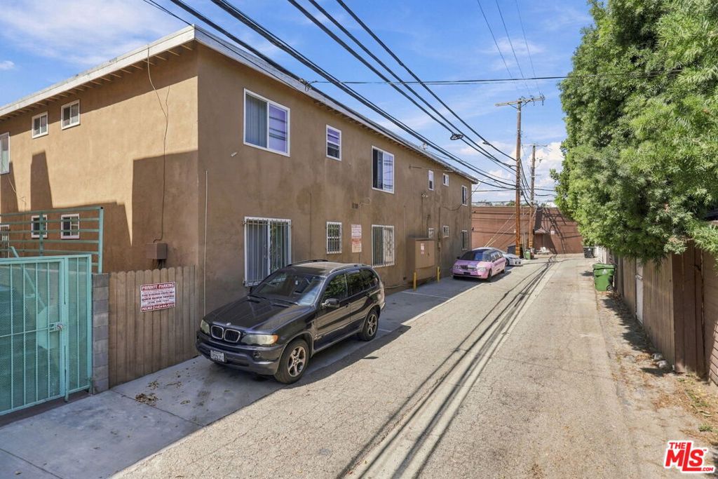 2540 S Barrington Avenue Property Photo 8