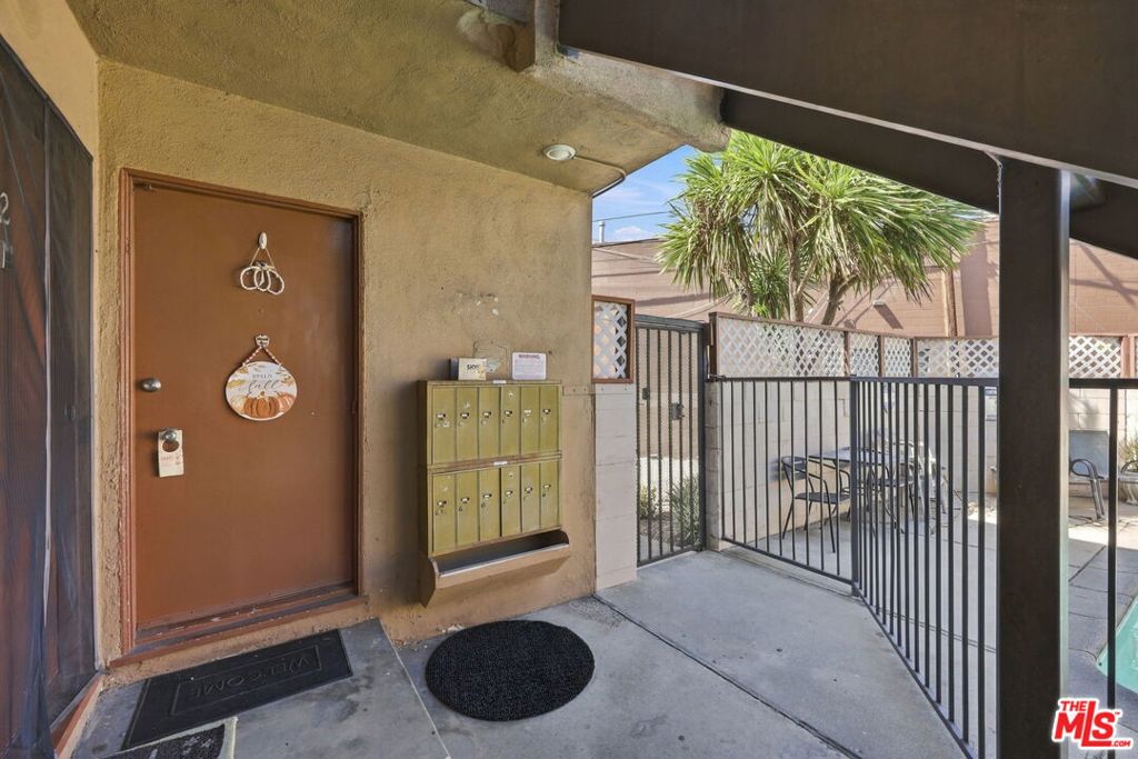 2540 S Barrington Avenue Property Photo 11