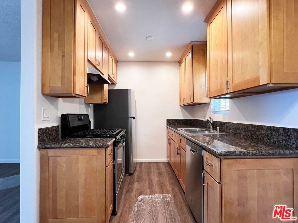 2540 S Barrington Avenue Property Photo 14