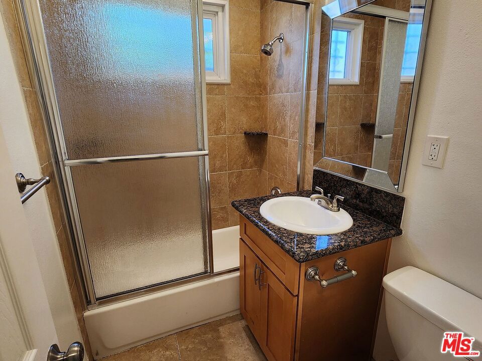 2540 S Barrington Avenue Property Photo 15