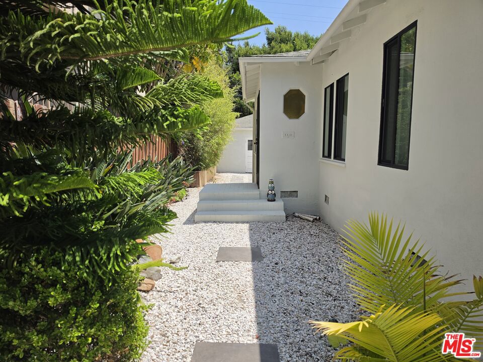 2310 Oak Street Property Photo 4