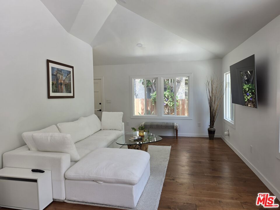 2310 Oak Street Property Photo 8
