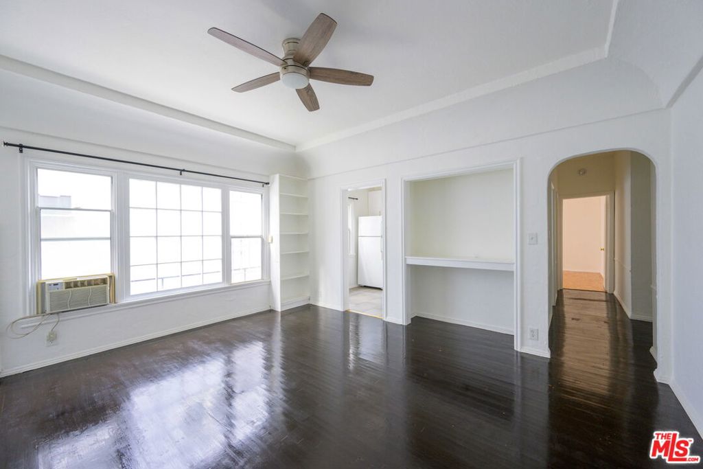 127 N Hamilton Drive Property Photo 4