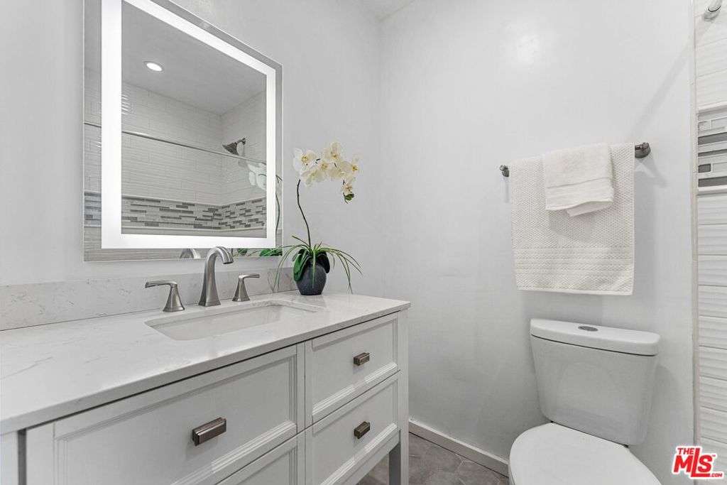 540 Kelton Avenue 501 Property Photo 14