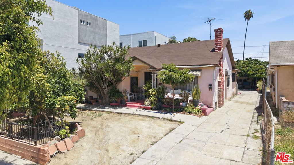 472 N Oxford Avenue Property Photo 3