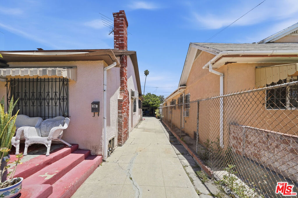 472 N Oxford Avenue Property Photo 4