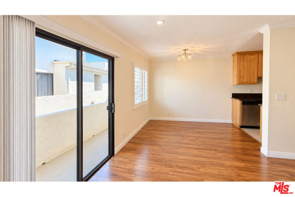 15141 Burbank Boulevard 203 Property Photo 3