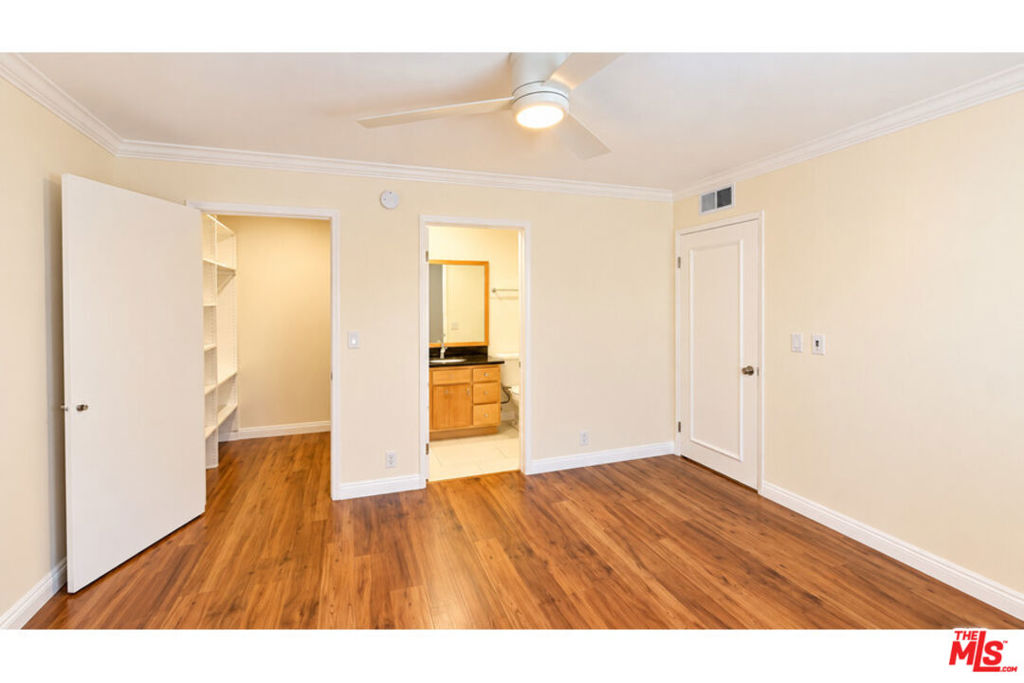 15141 Burbank Boulevard 203 Property Photo 11