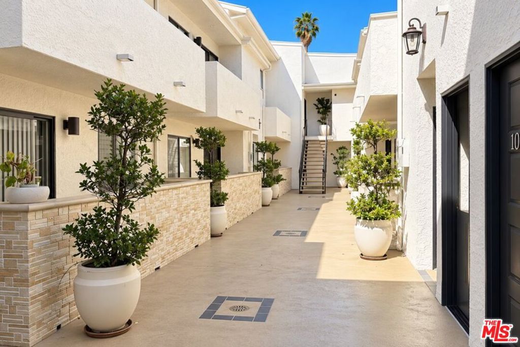 15141 Burbank Boulevard 203 Property Photo 14