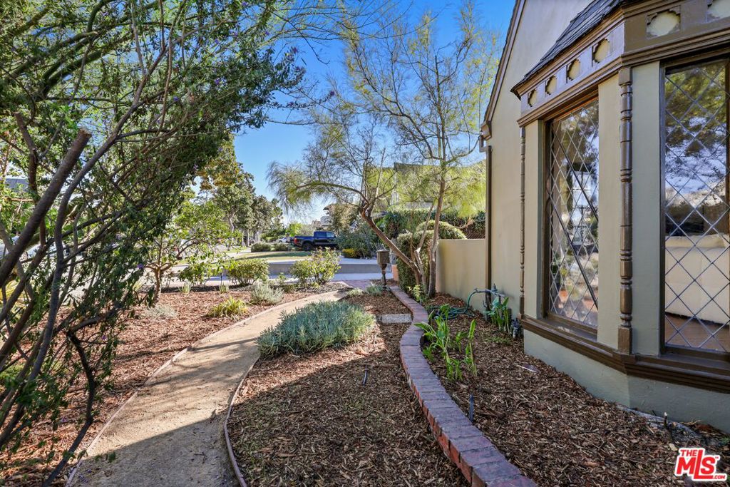 1017 N Howard Street Property Photo 4