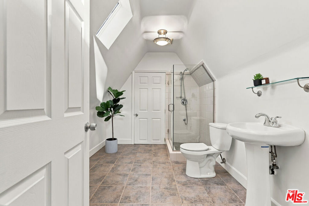 1017 N Howard Street Property Photo 39