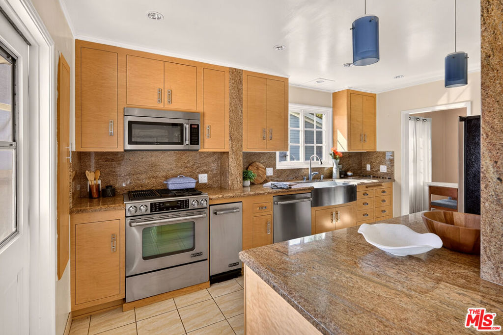 3152 Grand View Boulevard Property Photo 6